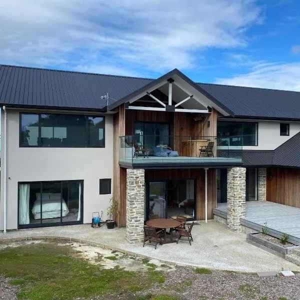 Secluded coastal comfort, hotel sa Dunedin