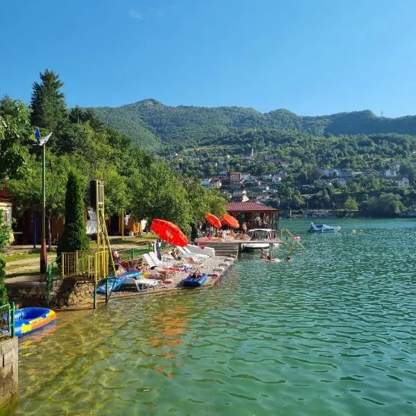 Wooden lakefront bungalow 'Miris Ljeta', khách sạn ở Jablanica