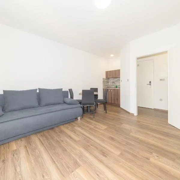 Moderní apartmán s terasou a výhledem، فندق في دوكسي