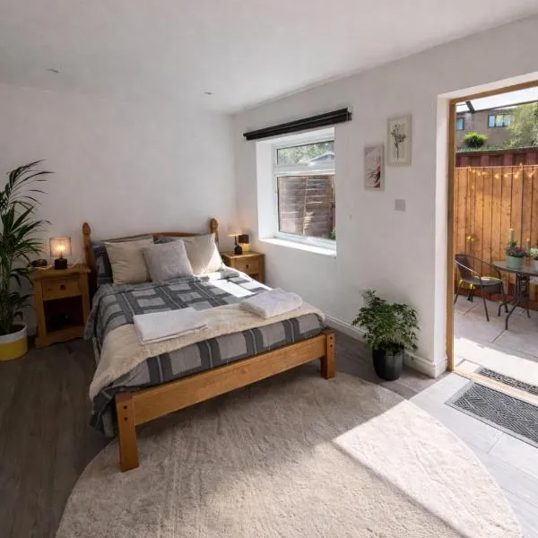 Stylish Apartment with Private Garden Near Victoria Park East London โรงแรมในลอนดอน