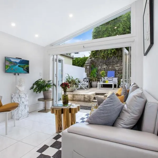 Classy 2BR & Well furnished & Outdoor Area, hotel a Sydney