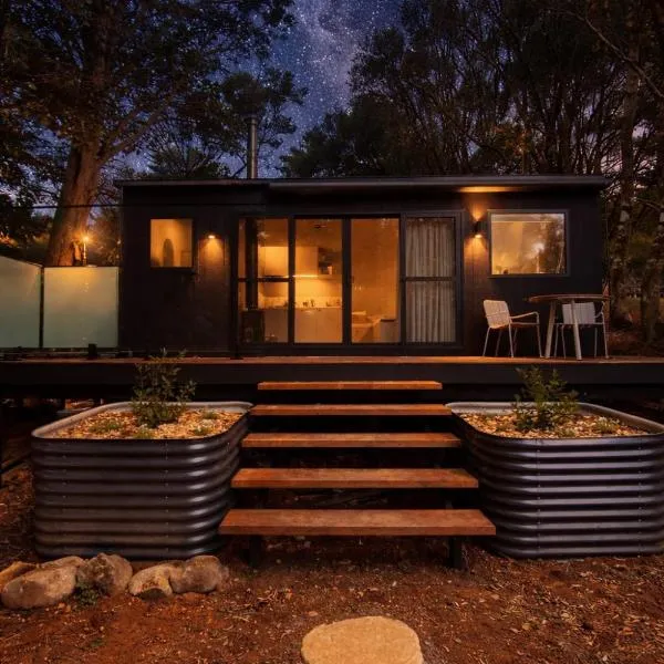 The Flower Sanctuary Tiny Home,位于春溪的酒店
