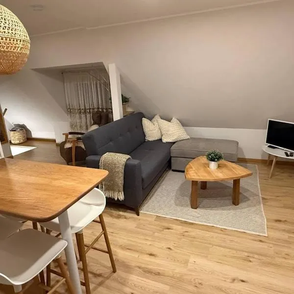 Cozy 1 Bedroom Apartment with Balcony & City Views, hotelli Tallinnassa