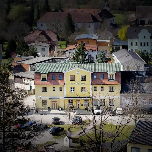 Hotel Zur Alten Schule, hotel u gradu 'Pitten'