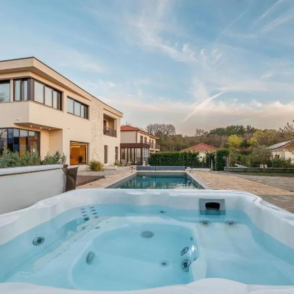 VSG Resort - 200m from Beach, Pool, Sauna & Jacuzzi, hotel in Klimno