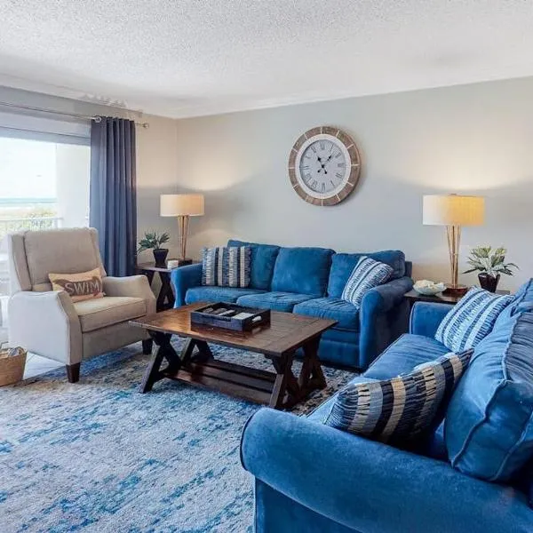 Condo in oceanfront complex with pools private beach access and balcony, hotel di Destin