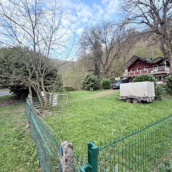 ForestNest Ruhiges Chalet für 8 Personen im Wald mit Kamin, hôtel à Bourscheid
