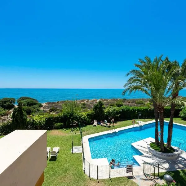Sea Front Beach Studio Apartment, hotel en Marbella