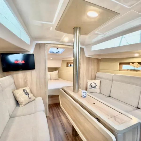 Hausboot Segelyacht Nui, hotel v destinaci Burgtiefe auf Fehmarn 