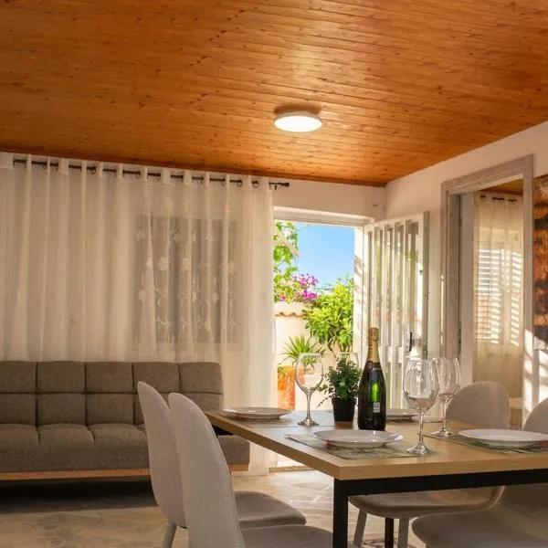 The Beach White House - 80m from the Beach - Renovated, khách sạn ở Áyios Yeóryios