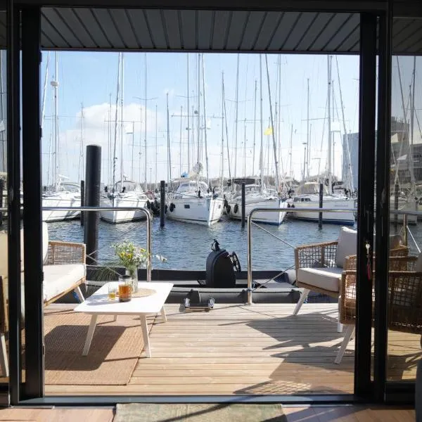 Hausboot mit Motorboot, hotel em Heiligenhafen