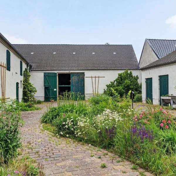Vierseitenhof mit Pool, hotel i Ziesar