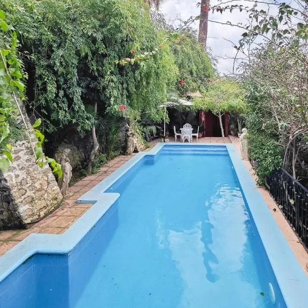 Navila Estudio en la piscina, hotel en Ibiza