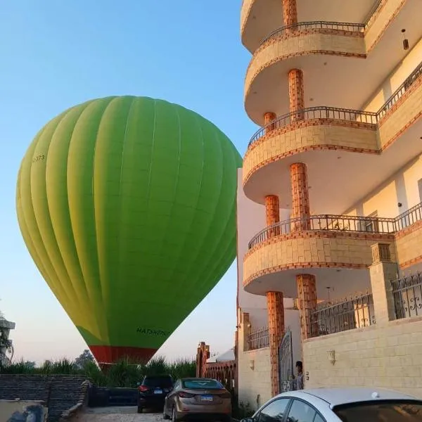 KR Hotel, hotel Luxorban