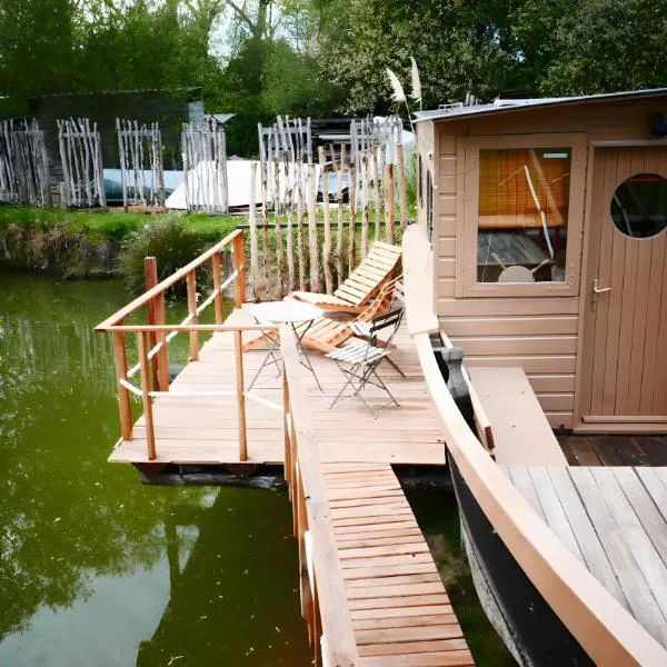 Toue Cabanée Au Bord D'un Etang, hotel di Brissac-Quincé