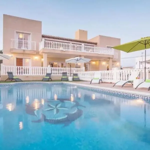 Can Pedra junto a Playa den Bossa, hotel en Ibiza