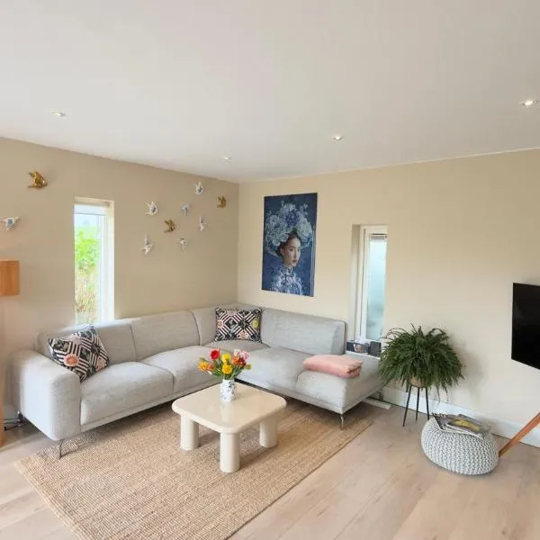 Tulipa Near Beach & Dunes with Free Parking: Noordwijkerhout şehrinde bir otel