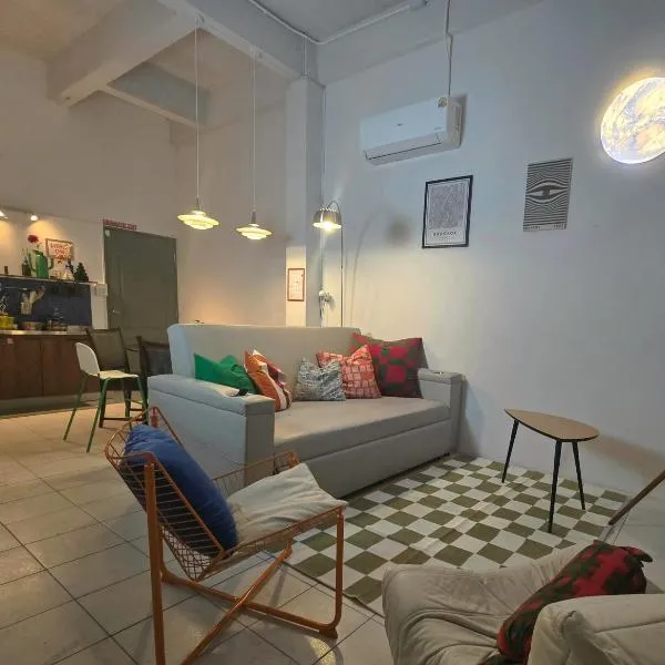 Dramatic Exit Bangkok - Cozy Loft House near Suvarnabhumi Airport, hotel di Bangkok