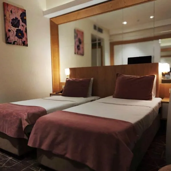Regal Inn Hotel، فندق في باكو