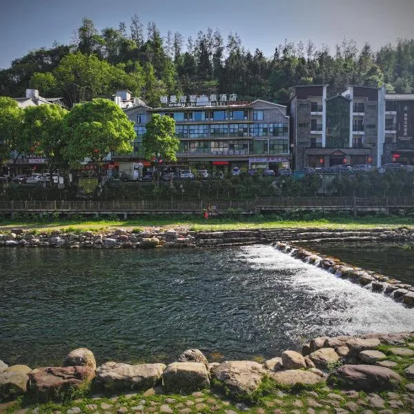 Zhangjiajie Platinum Riverside Hotel -Near Forest Park EastGate about 10 Min Walk - English Butler, Free Luggage Storage, Tour Plan -reserve tickets for various scenic spots-Self-Service Laundry, отель в Чжанцзяцзе