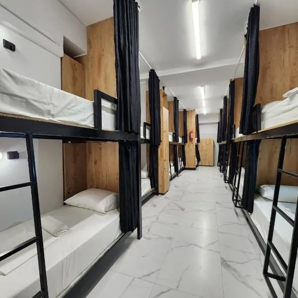 The HANGOUT Hostel, hotelli kohteessa Sarandë
