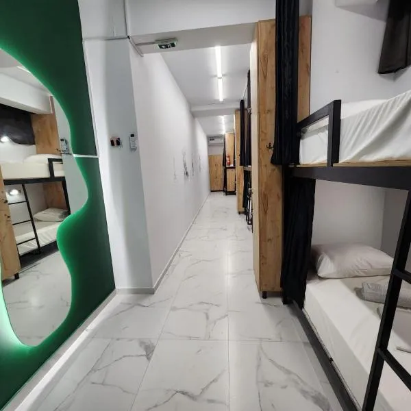The HANGOUT Hostel, hotel en Saranda