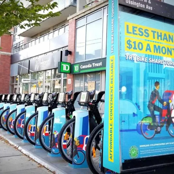 Luxury CN Tower Suites - Steps to BMO Soccer Stadium- Pool - GYM - Yoga, viešbutis Toronte