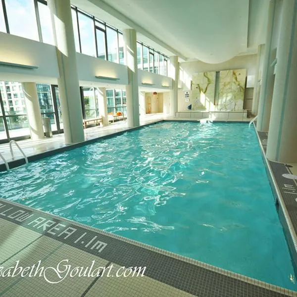 Luxury CN Tower Suites - Steps to BMO Soccer Stadium- Pool - GYM - Yoga โรงแรมในโตรอนโต
