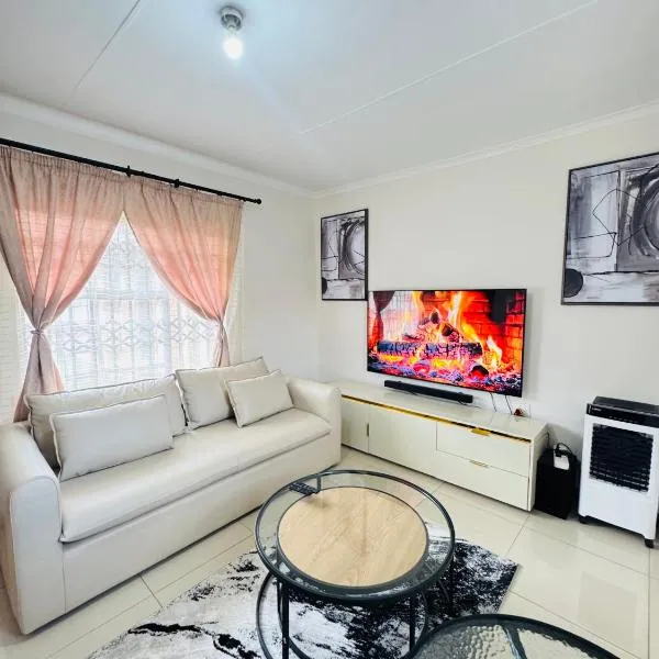 HomelyVest Homestay, hotel en Carletonville