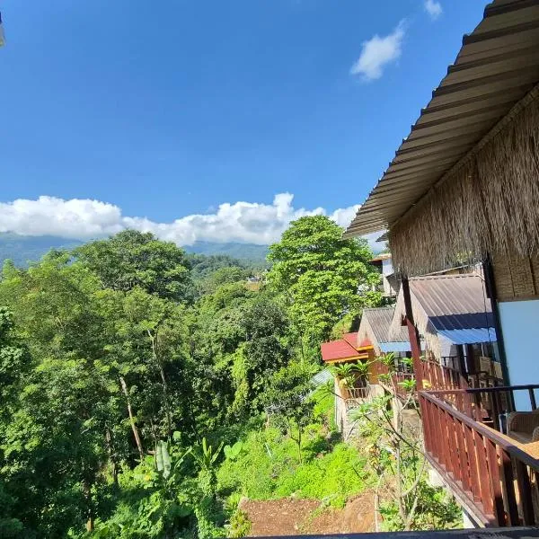 Poetri Bungalow-Rinjani Trekking- Jungle and mountain view، فندق في سينارو