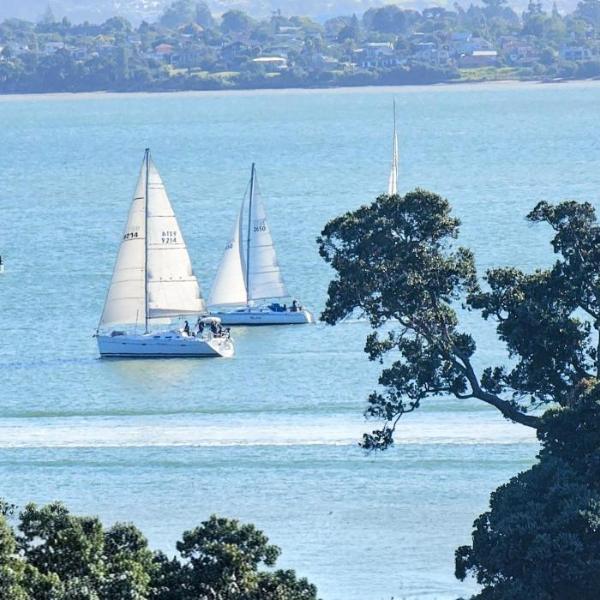 Beach and View 2Bdrm apt 75mtrs to beach with sunsets to die for, Auckland