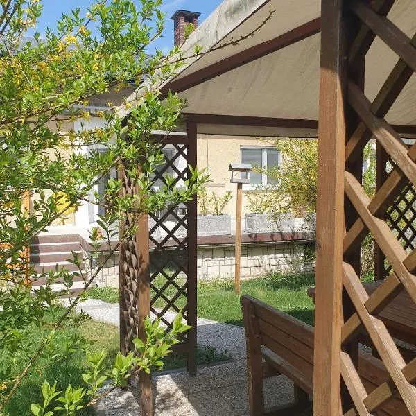 Fully equipped SIX BEDROOM HOUSE 15 kilometers from LAKE BLED - with a terrace, garden, playground, and parking، فندق في Kropa