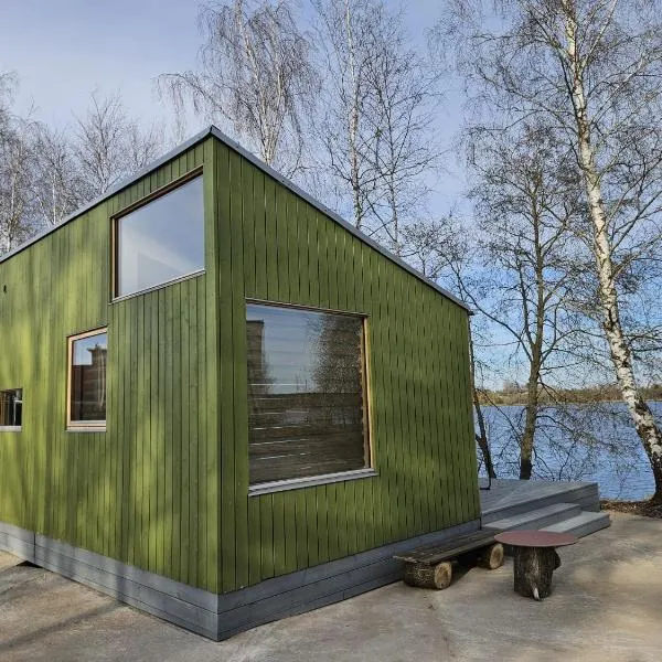 Piestātne Riverside Cabin with Sauna, Hot Tub & Private Pier, מלון בKatlakalns