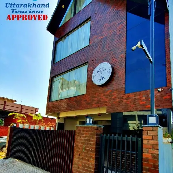 The Plush Stays - Best Budget Luxury stay ISBT Dehradun, hotelli kohteessa Dehradun