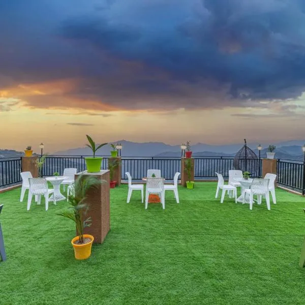 The Charvi Palace Heights I Vacations I Conference I MICE I Family Events I Open Air Terrace I Sky Bonfire I Charvi Retreat by Exotic Stays, hotel v destinaci Šimla