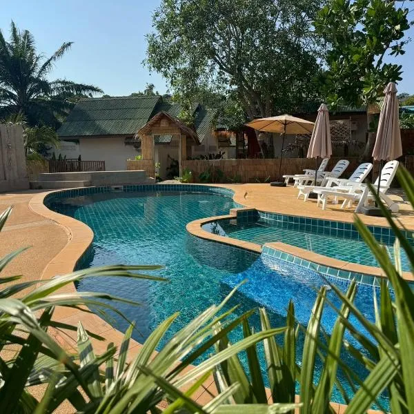 Tree Space Lanta Pool Stay Quiet & Near Beach,Ban Mo Nae的飯店