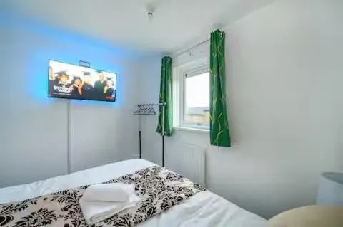 Bright Double Room LS16 Near Airport WiFi, hotell sihtkohas Leeds