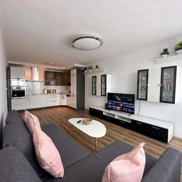 High rise cozy 2BRD flat, khách sạn ở Prague