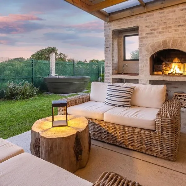 Modern Coastal Retreat - Private Hot Tub & Sauna: Hermanus şehrinde bir otel