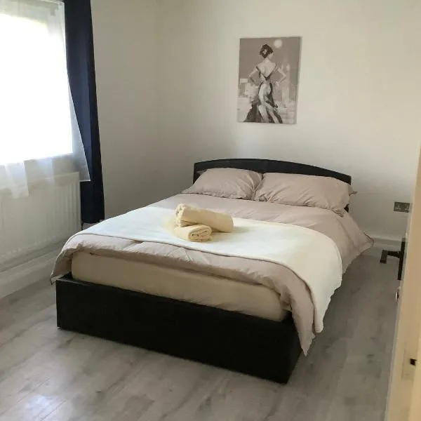 Newly Renovated 2BR Near Airport Book Fast,位于伦敦的酒店