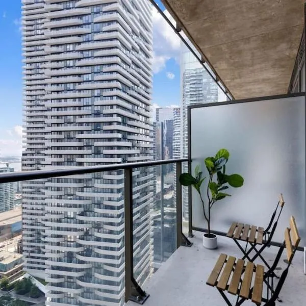 Lux 1 BR-Den DWTN Condo near CN Tower, hotell i Toronto