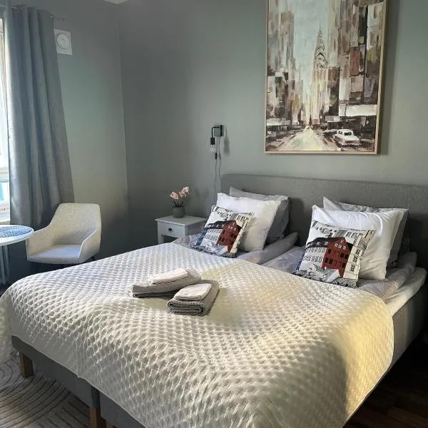 Bright Top Floor Studio in Kamppi, Downtown Helsinki, hotel sa Helsinki