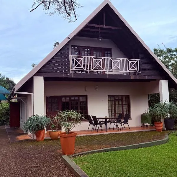 Ravenscroft Cottage Ezulwini - Stylish A-Frame Furnished Cottage in Mantenga, ξενοδοχείο σε Ezulwini