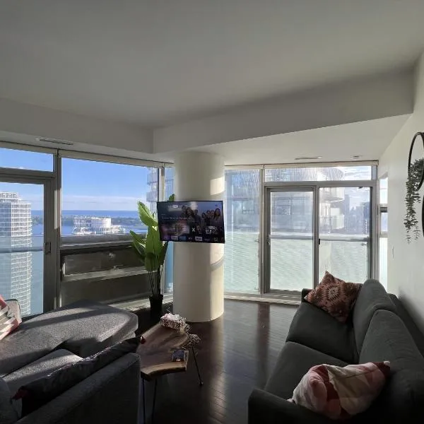Chic 2 Bedroom 2 Bathroom Panoramic CN Tower Views Condo With Free Parking, hotel en Toronto