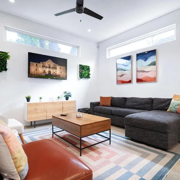Modern SA Home Nr DT River Walk Alamo WiFi, hotel em San Antonio