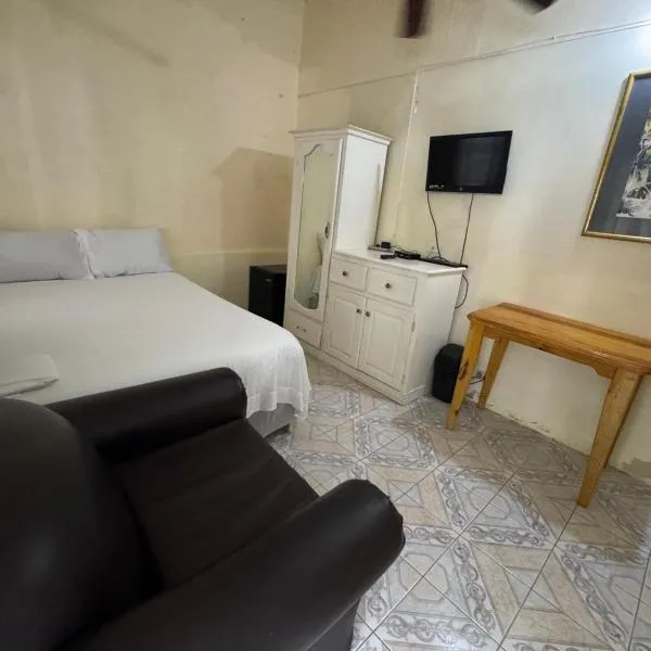 Froggy room, хотел в Негрил