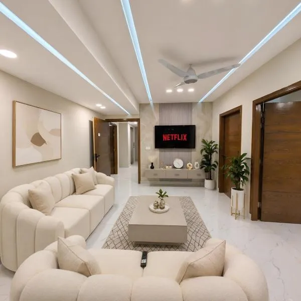 Luxury 2BHK Apartment with Private Balcony, Modern Elegance, Comfort and Style, hotel sa Islamabad