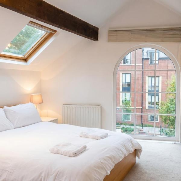 Character Cottage with Private Parking in Central Leeds, Near LGI, Leeds