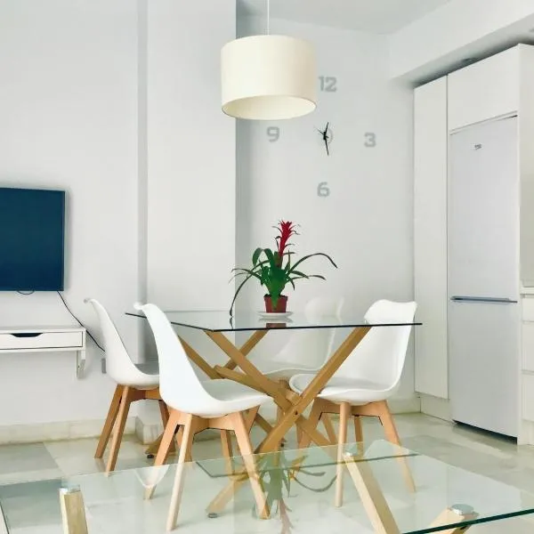 Apartamentos Domus con parking gratuito، فندق في غرناطة