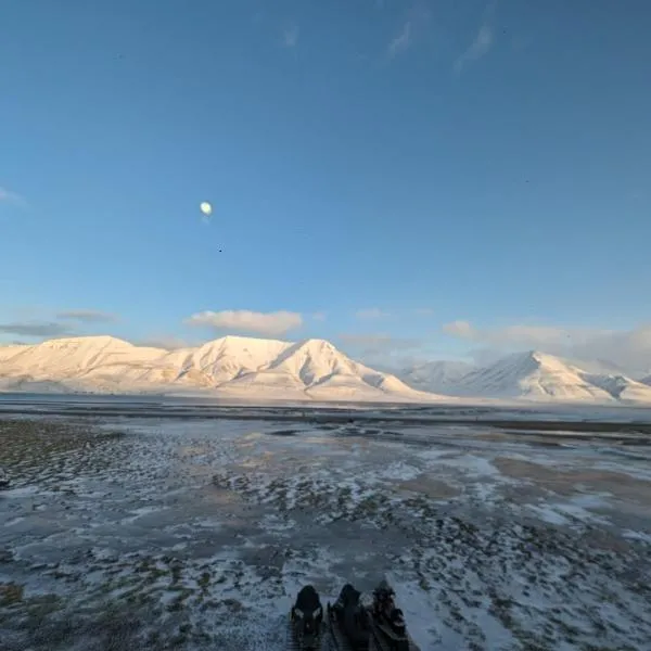 Flott enderekkehus med fantastisk utsikt, hotel em Longyearbyen